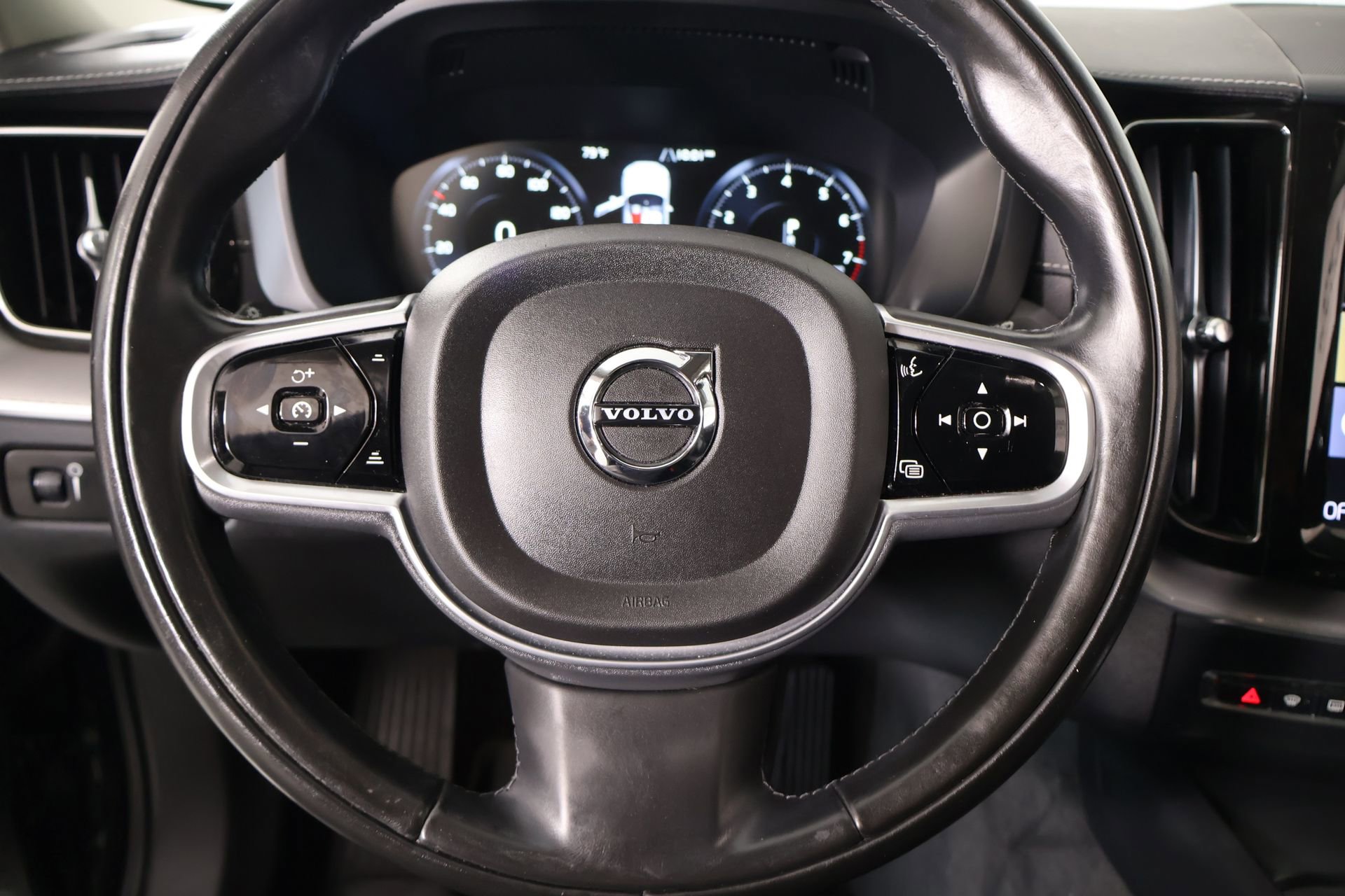 Used 2018 Volvo XC60 T5 Inscription w/ Convenience Package AWD/4WD image 3