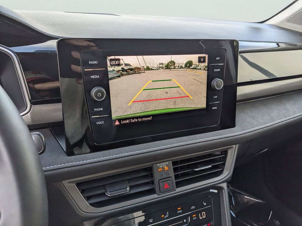 Certified 2025 Volkswagen Taos SE AWD/4WD image 24