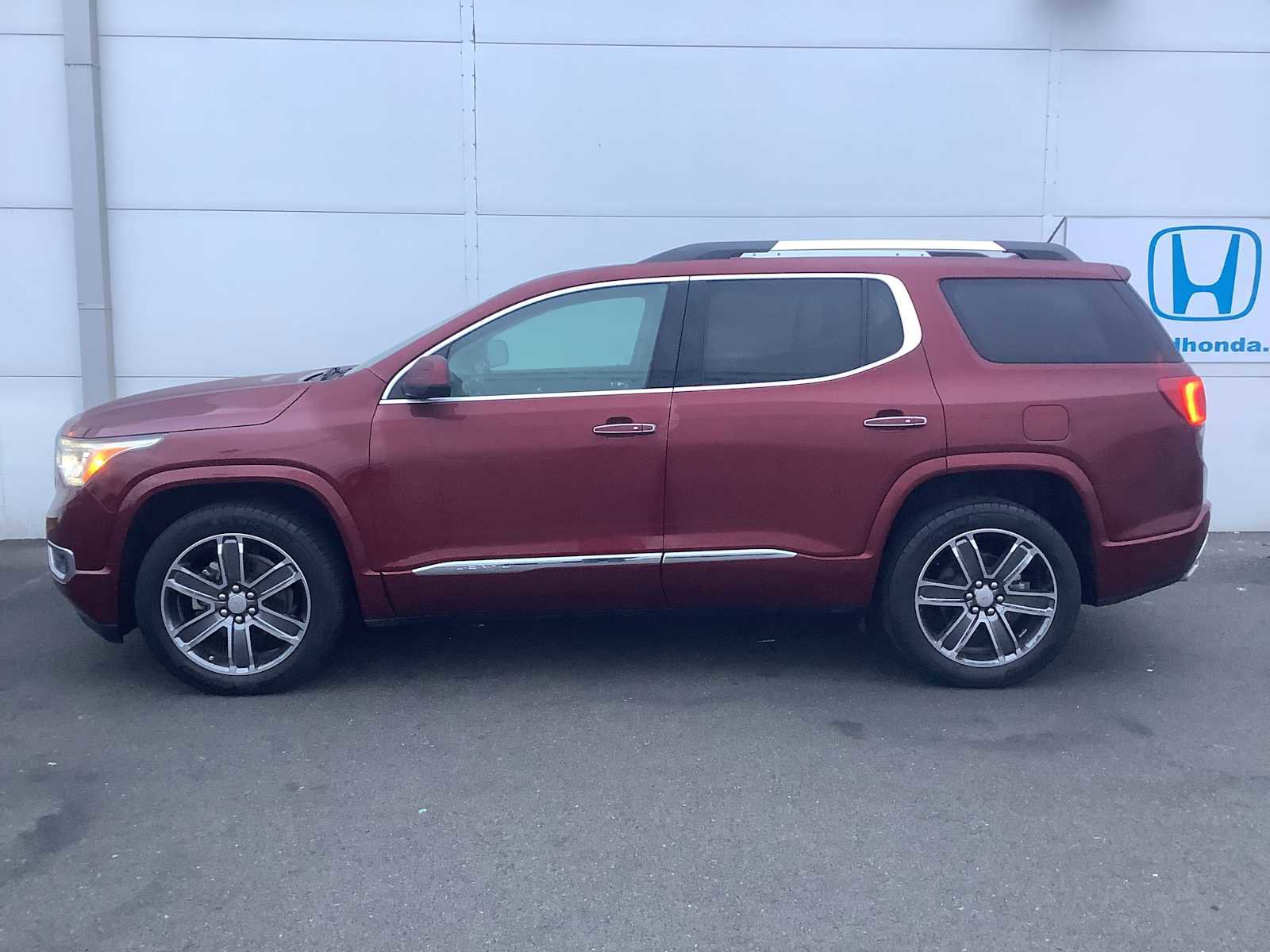 Used 2017 GMC Acadia Denali w/ Technology Package image 2