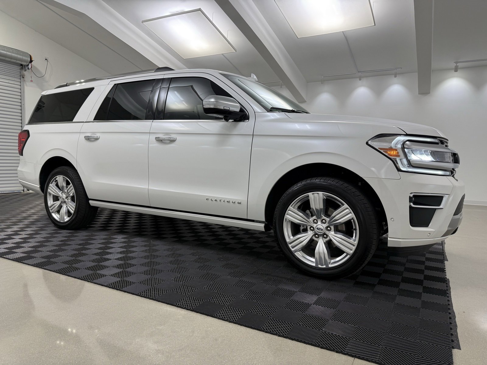 Used 2024 Ford Expedition Max Platinum image 1