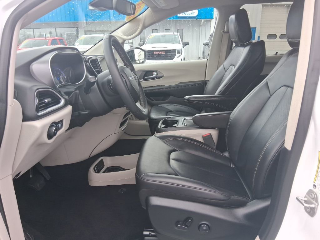 Used 2024 Chrysler Pacifica Touring-L image 15
