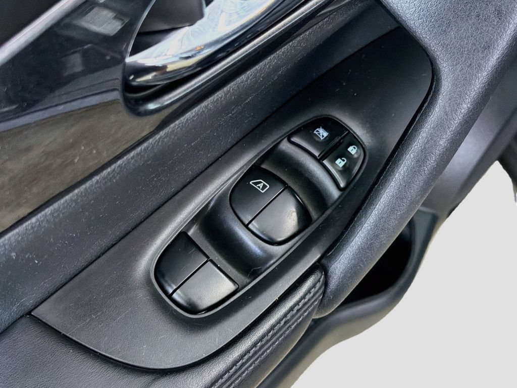 Used 2018 Nissan Rogue S AWD/4WD image 18