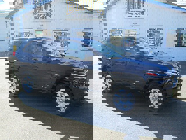 Used 2016 Jeep Cherokee Sport image 1