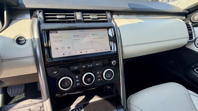 Used 2017 Land Rover Discovery First Edition AWD/4WD image 17