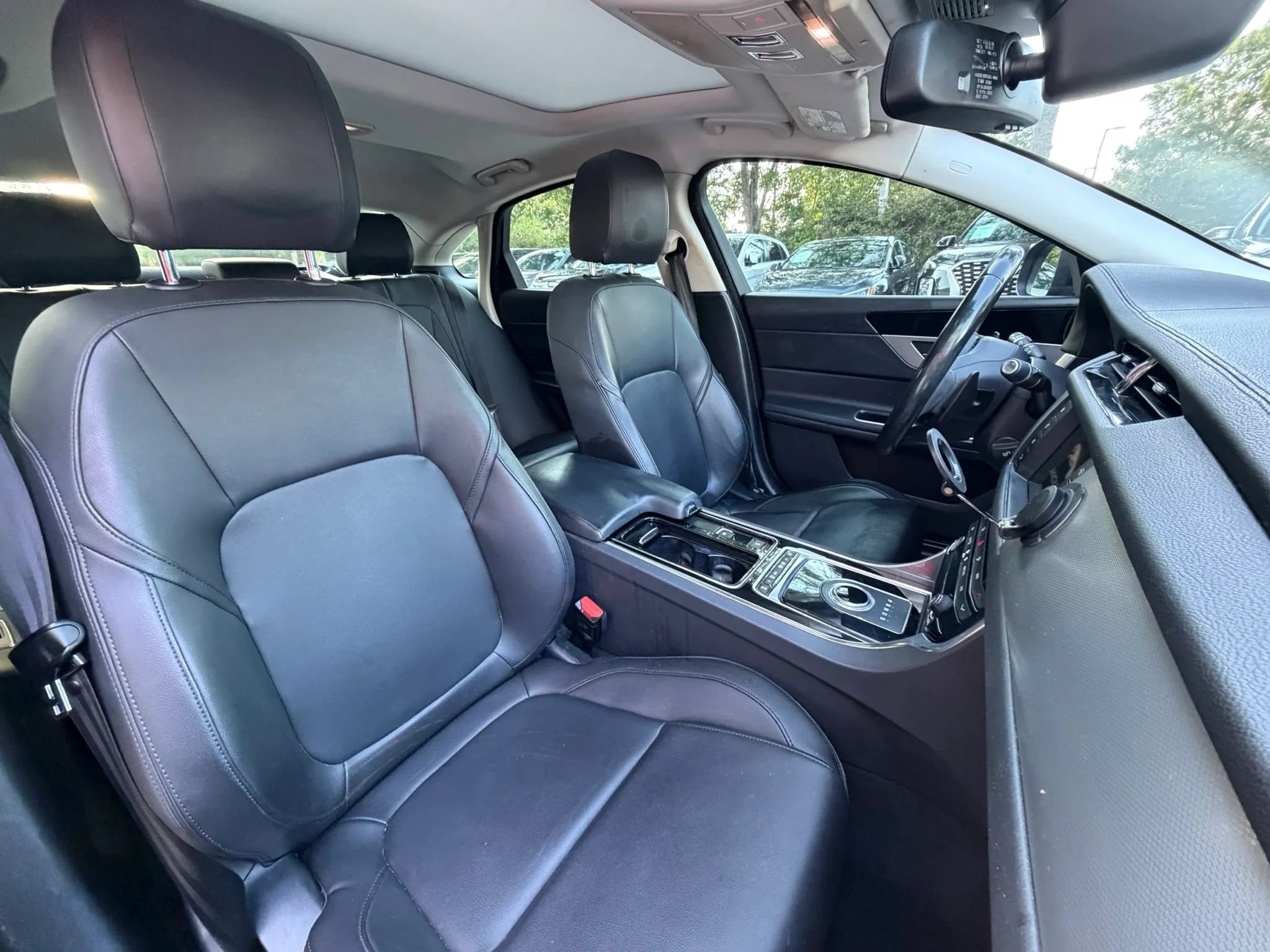 Used 2018 Jaguar XF AWD image 9