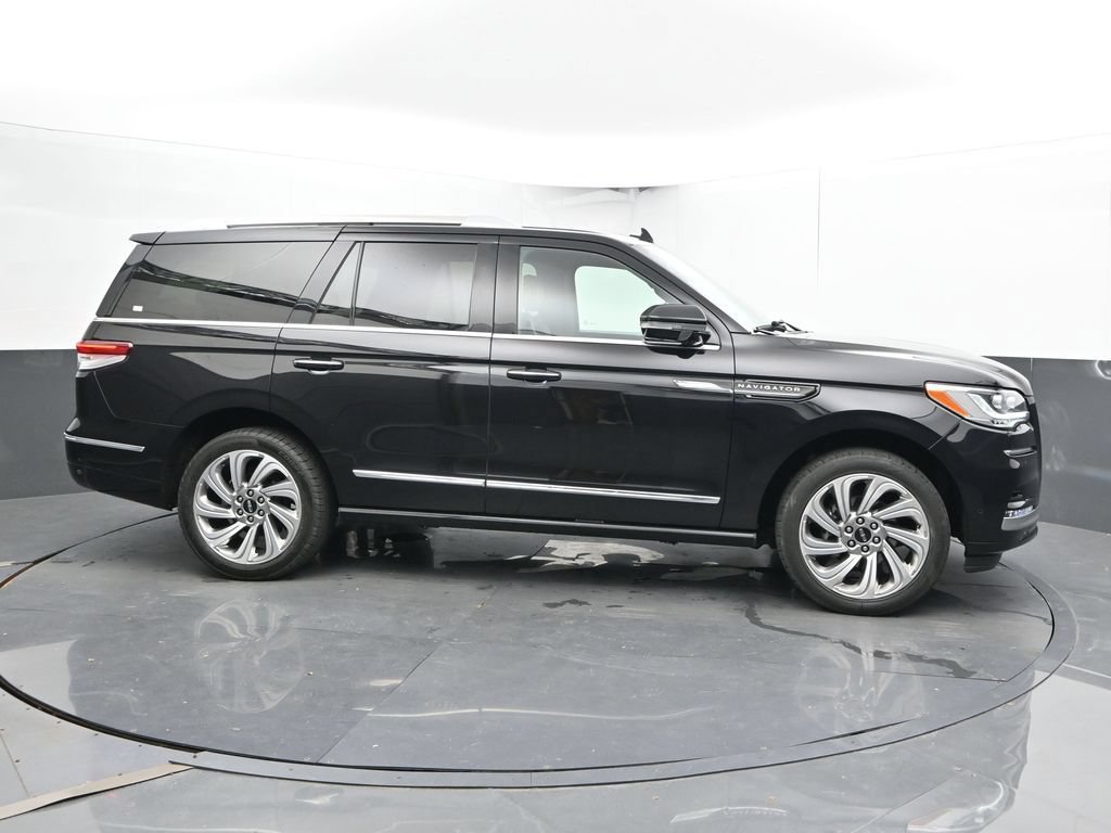 Used 2024 Lincoln Navigator Premiere AWD/4WD image 4