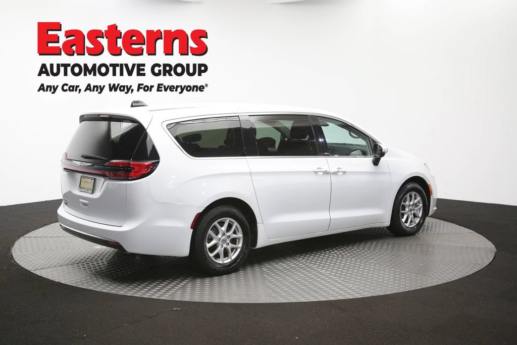 Used 2023 Chrysler Pacifica Touring-L FWD image 43
