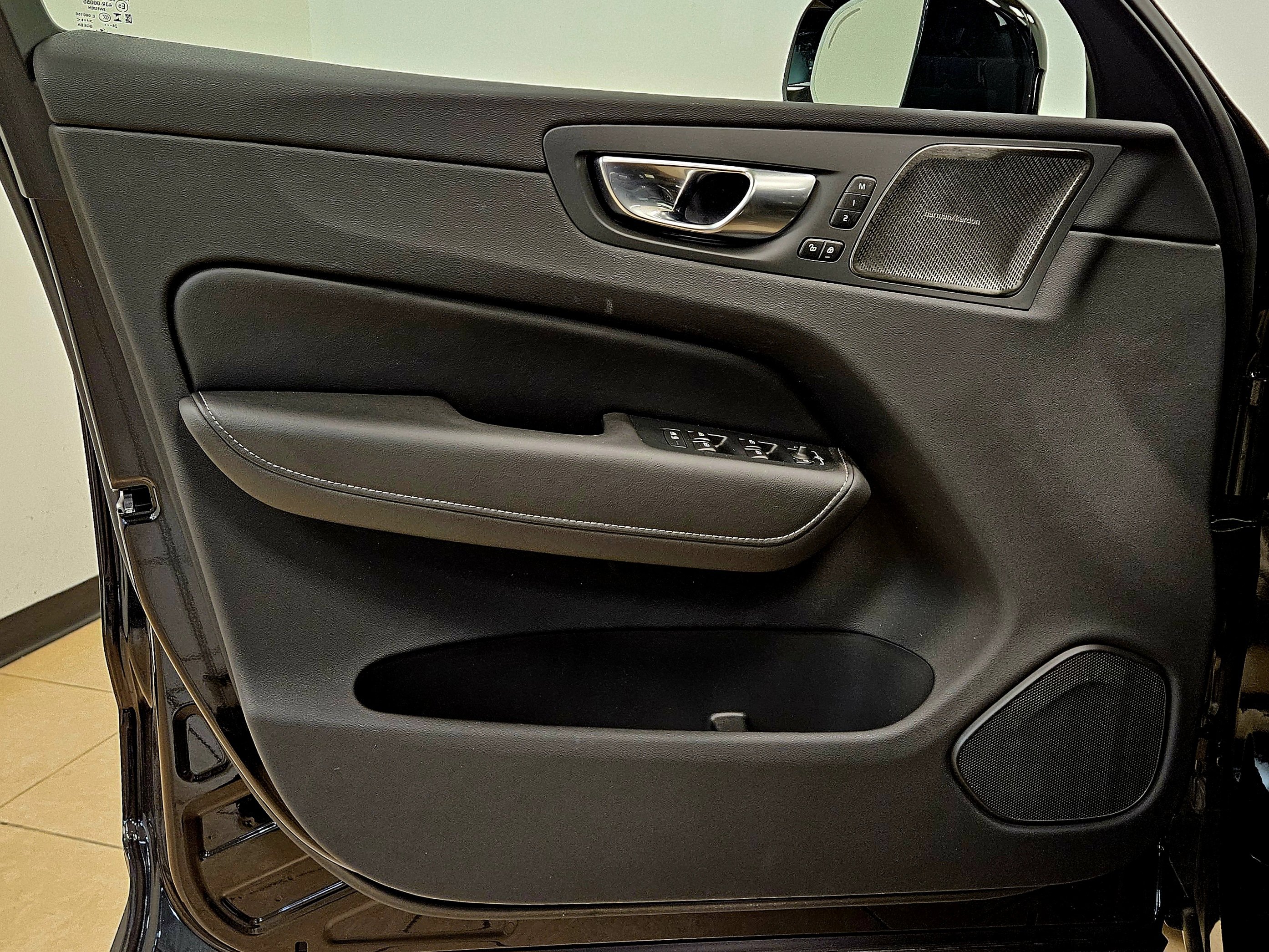 Used 2025 Volvo XC60 T8 Ultra w/ Protection Package Premier image 12