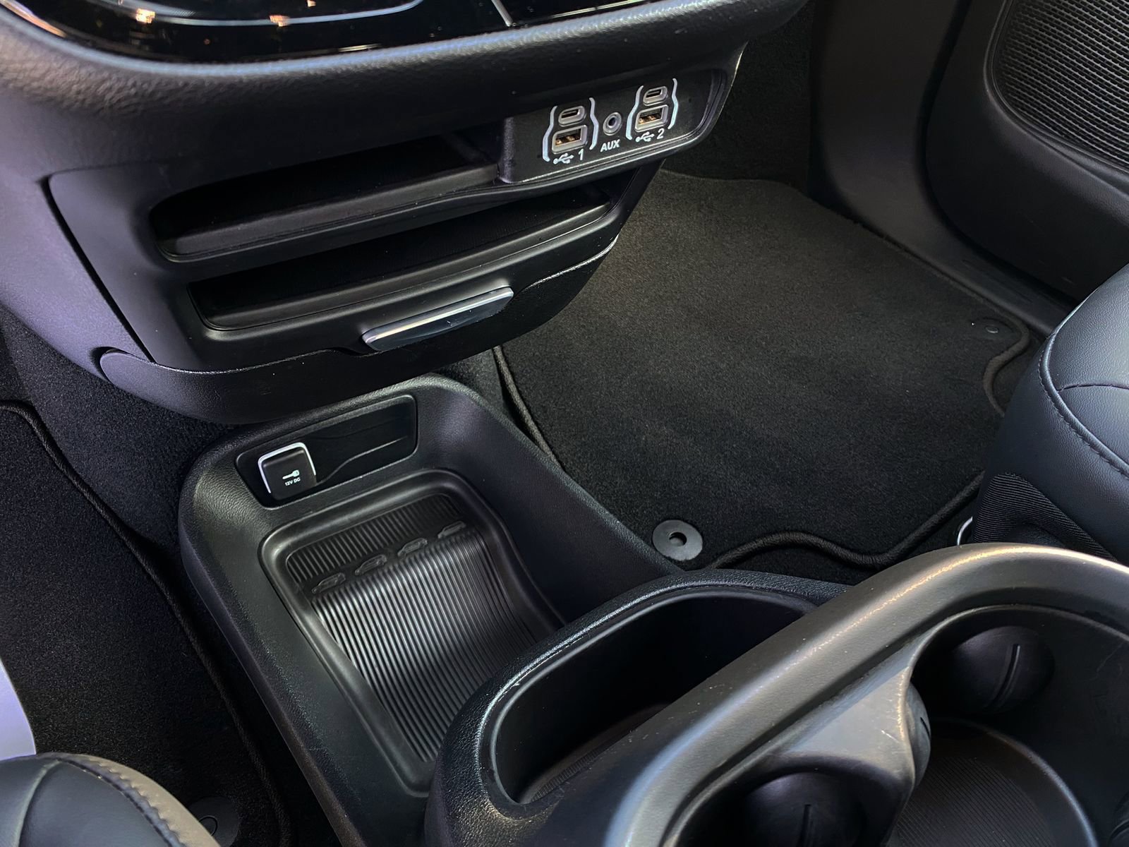 Used 2025 Chrysler Pacifica Select image 16