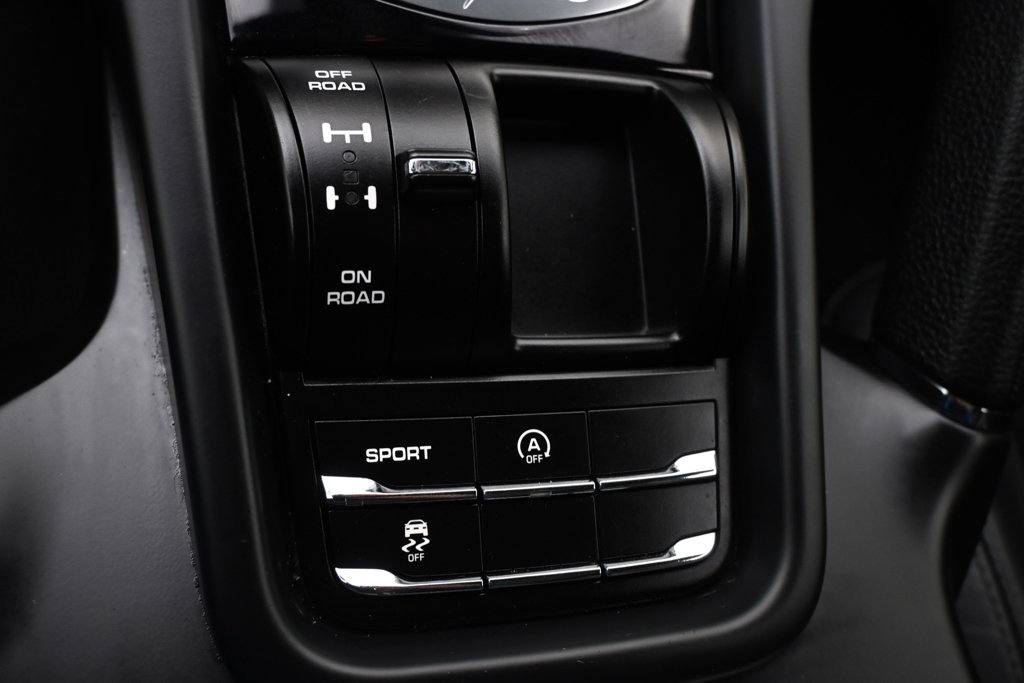 Used 2014 Porsche Cayenne Platinum Edition AWD/4WD image 35