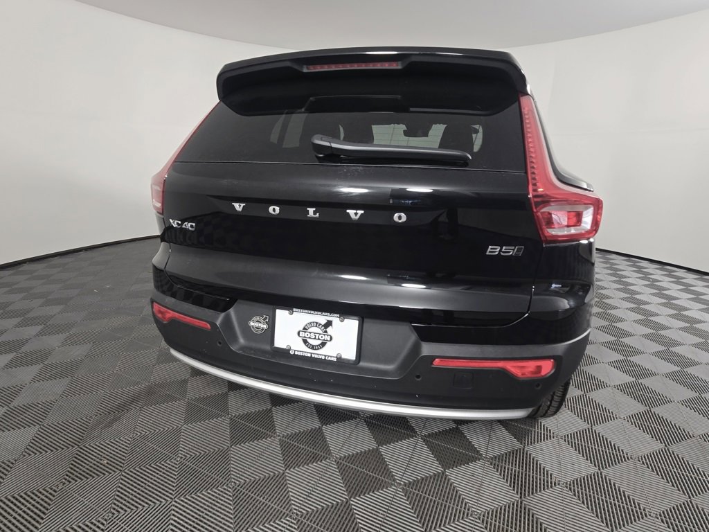 Certified 2025 Volvo XC40 B5 Core image 7