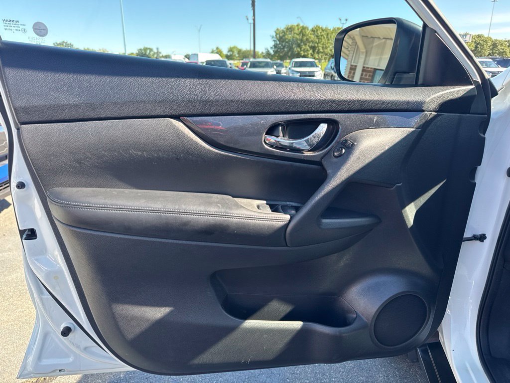 Used 2017 Nissan Rogue S w/ S Appearance Package AWD/4WD image 8