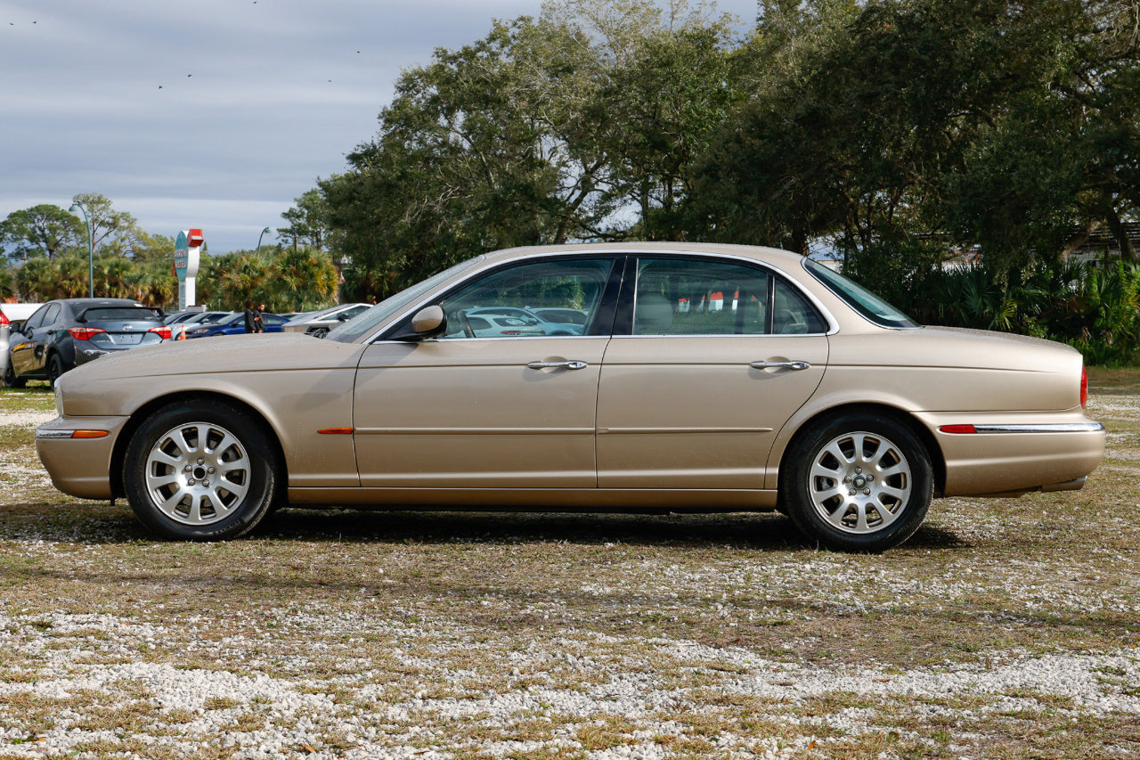 Used 2004 Jaguar XJ8 image 3