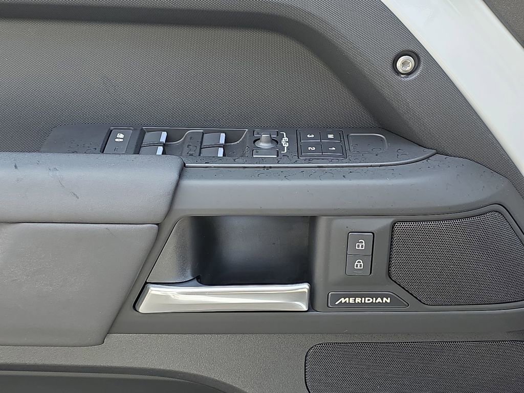 Used 2025 Land Rover Defender 110 S image 28