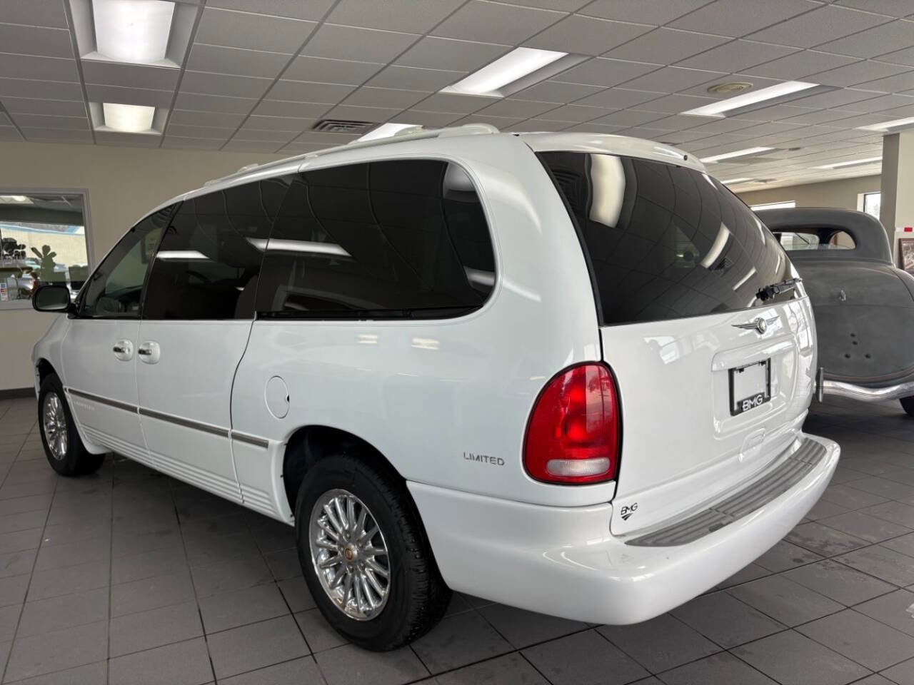 Used 2000 Chrysler Town & Country Limited image 29