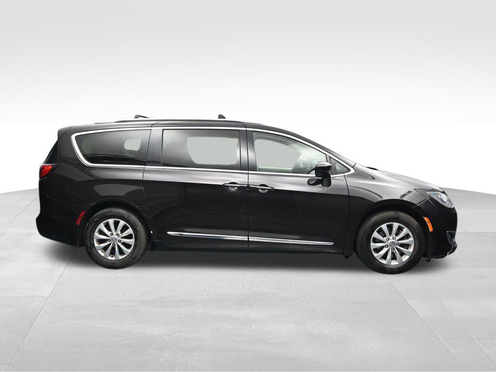 Used 2018 Chrysler Pacifica Touring-L FWD image 6