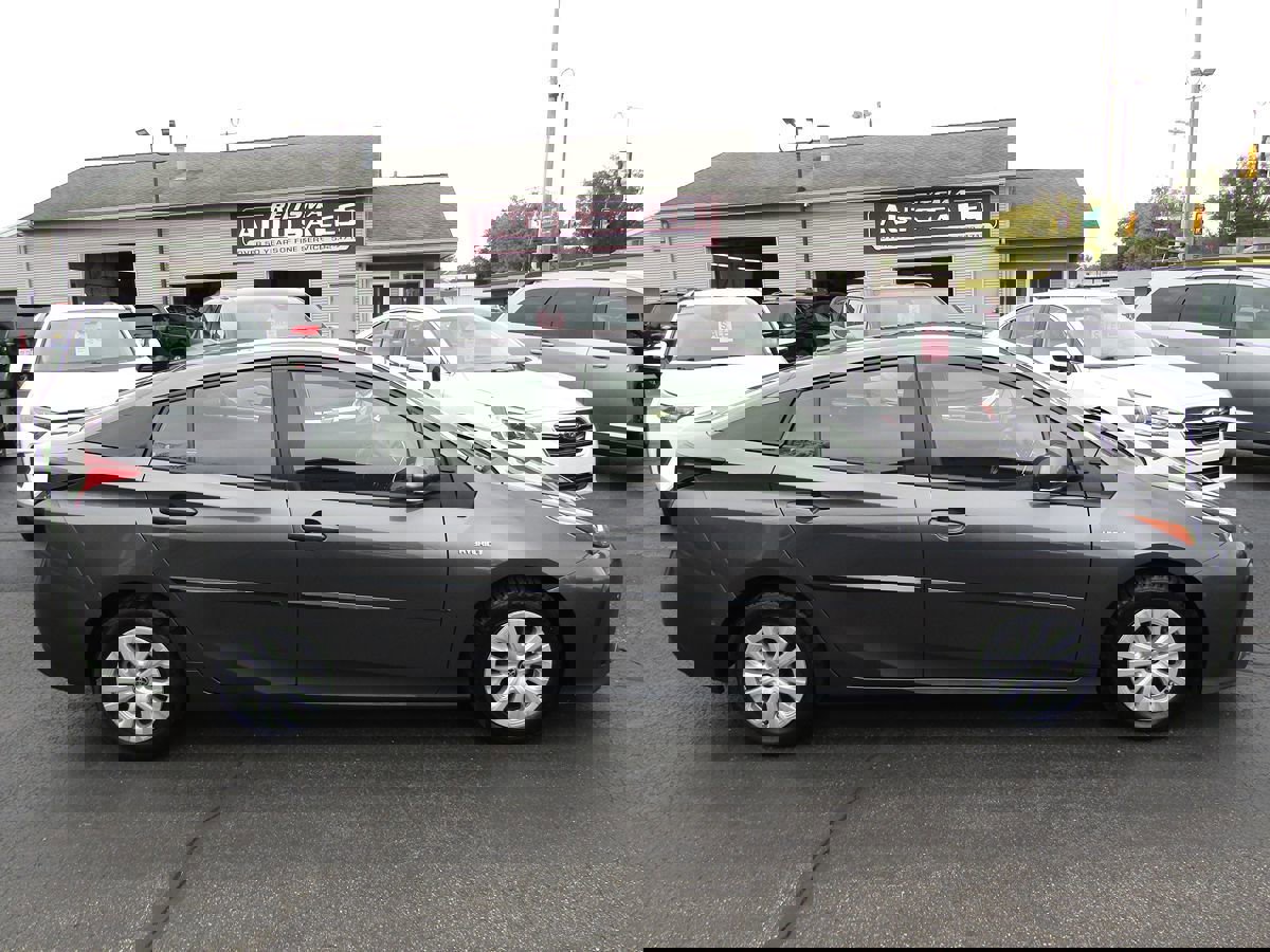 Used 2022 Toyota Prius LE image 2