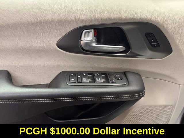 Used 2024 Chrysler Pacifica Touring-L image 25