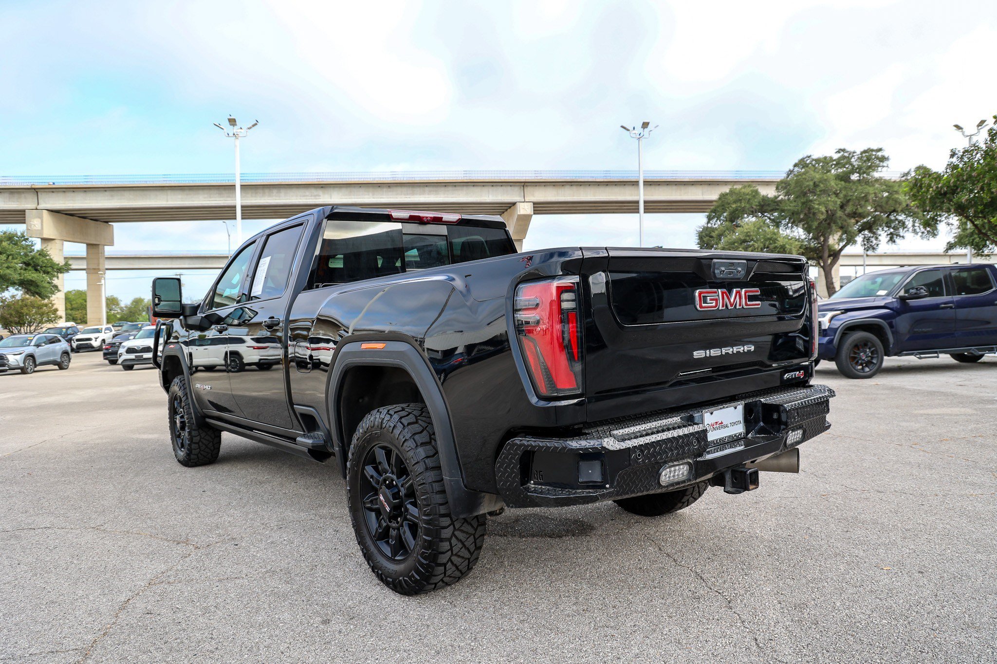 Used 2024 GMC Sierra 2500 AT4 w/ AT4 Premium Plus Package AWD/4WD image 11