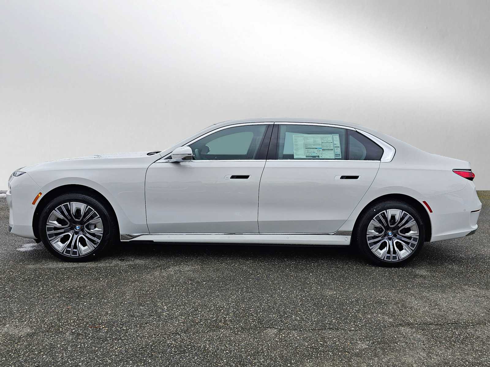 Used 2025 BMW i7 xDrive60 w/ Executive Package image 3