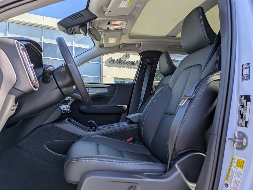 Used 2026 Volvo XC40 B4 Core image 2