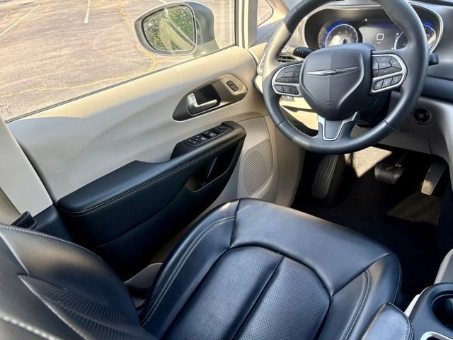 Used 2023 Chrysler Pacifica Touring-L FWD image 21