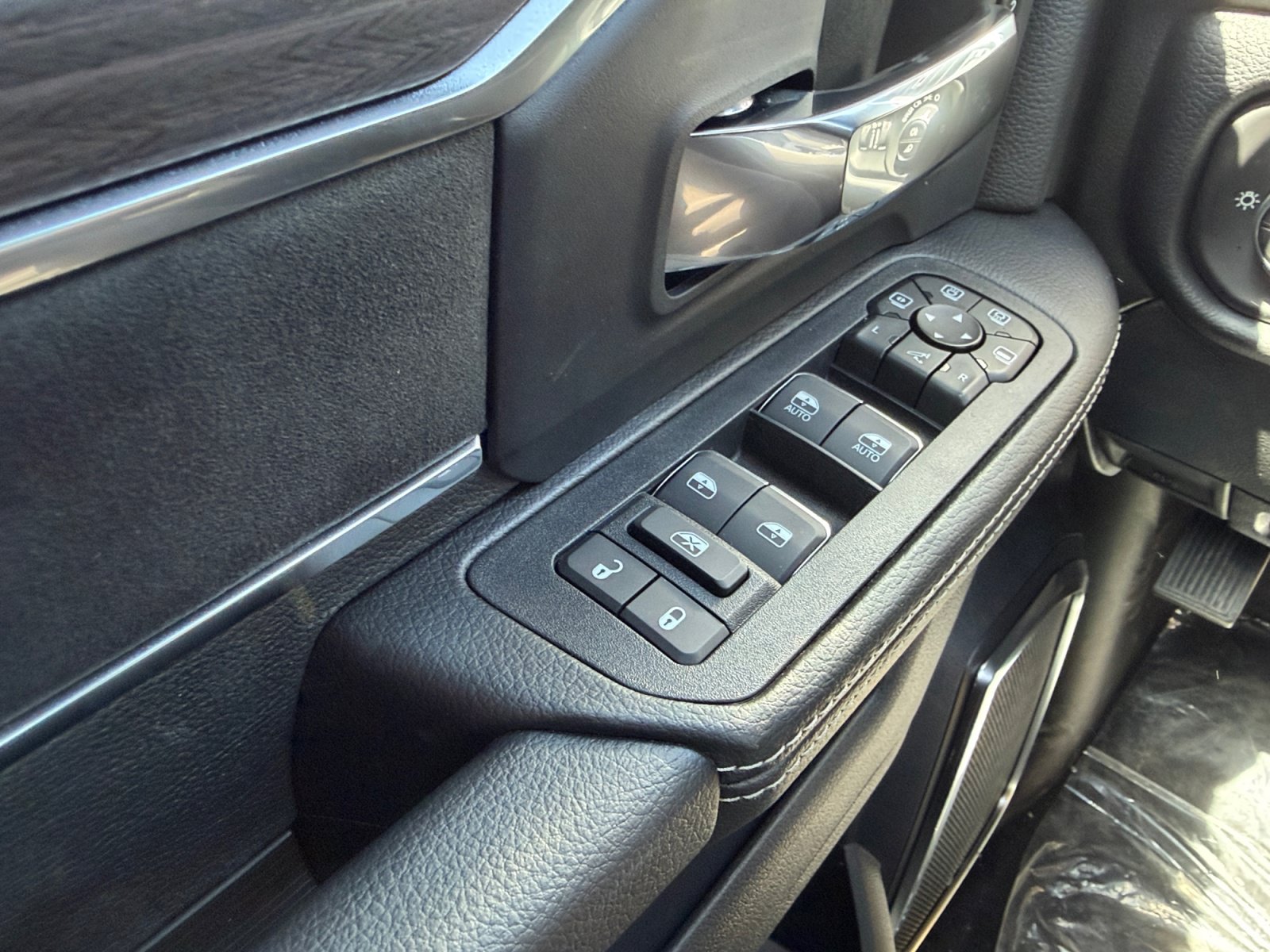 New 2026 RAM 2500 Laramie AWD/4WD image 15