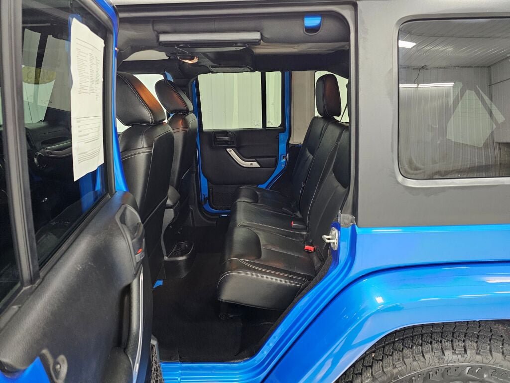 Used 2015 Jeep Wrangler Unlimited Sahara w/ Connectivity Group AWD/4WD image 12