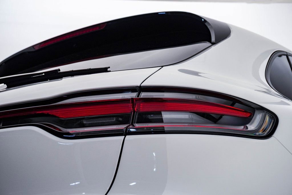 Certified 2025 Porsche Macan AWD/4WD image 12