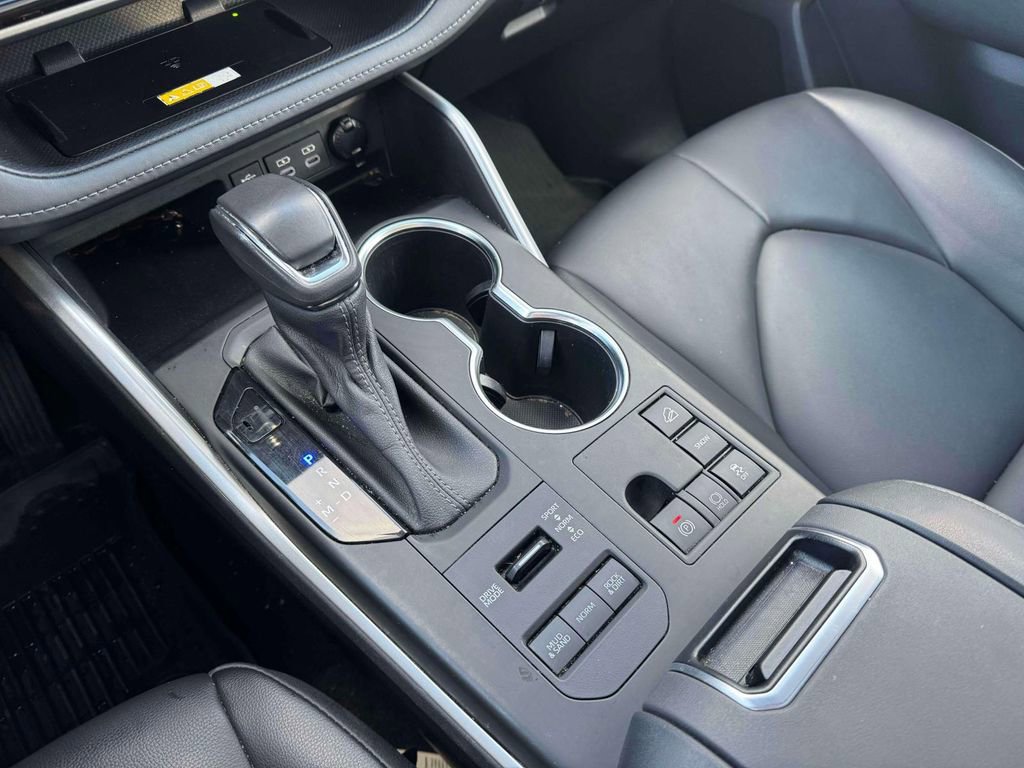 Used 2023 Toyota Highlander XLE image 30