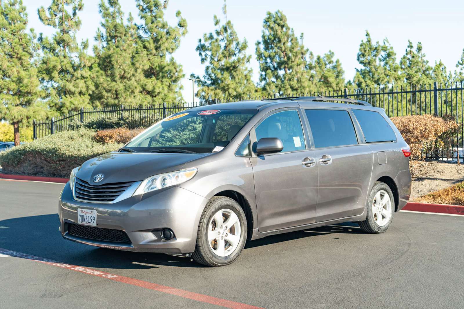 Certified 2017 Toyota Sienna LE w/ Cargo Management Package FWD image 3