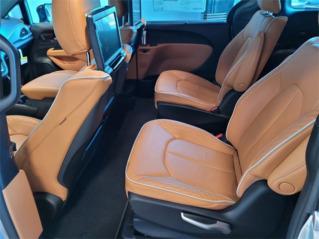 New 2023 Chrysler Pacifica Pinnacle image 7