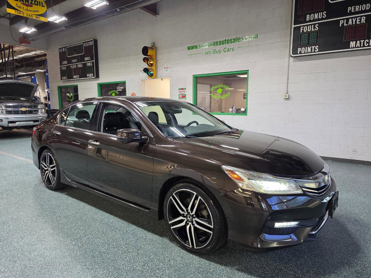Used 2016 Honda Accord Touring image 4