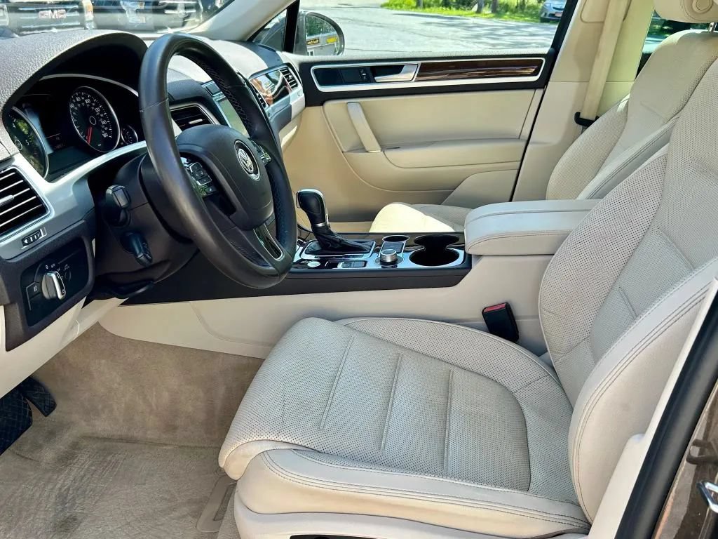 Used 2016 Volkswagen Touareg TDI AWD/4WD image 11
