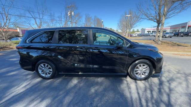 Used 2025 Toyota Sienna LE image 18