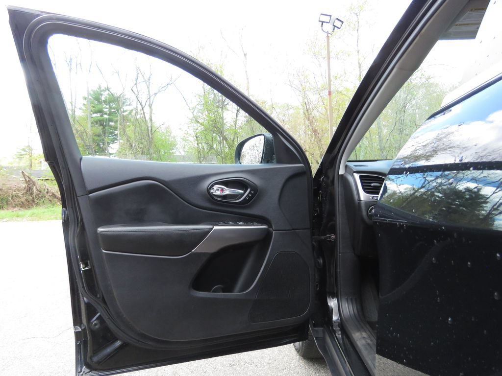 Used 2022 Jeep Cherokee Limited AWD/4WD image 9