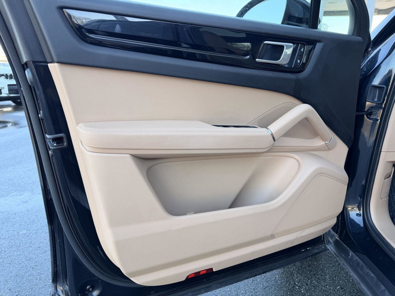 Used 2023 Porsche Cayenne image 15