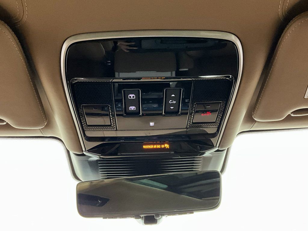 Used 2025 Land Rover Range Rover SV image 13