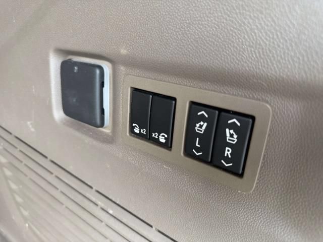 Used 2023 GMC Yukon Denali w/ Advanced Technology Package AWD/4WD image 39