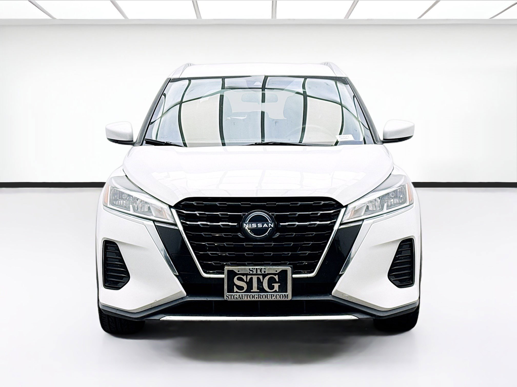 Used 2022 Nissan Kicks SV image 2