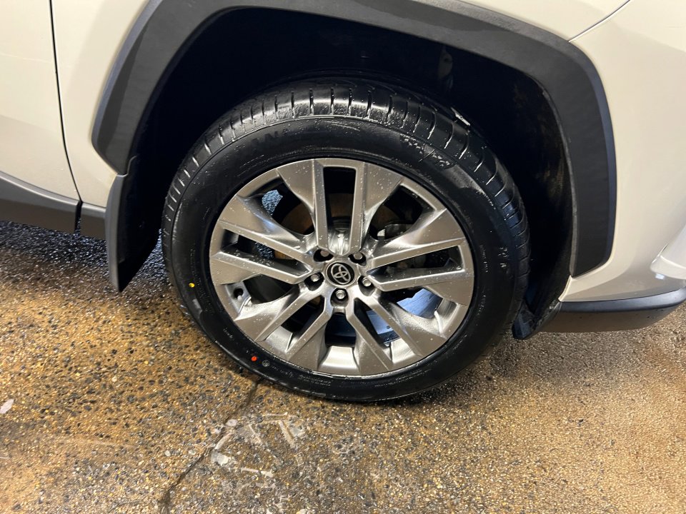 Used 2021 Toyota RAV4 XLE Premium image 29