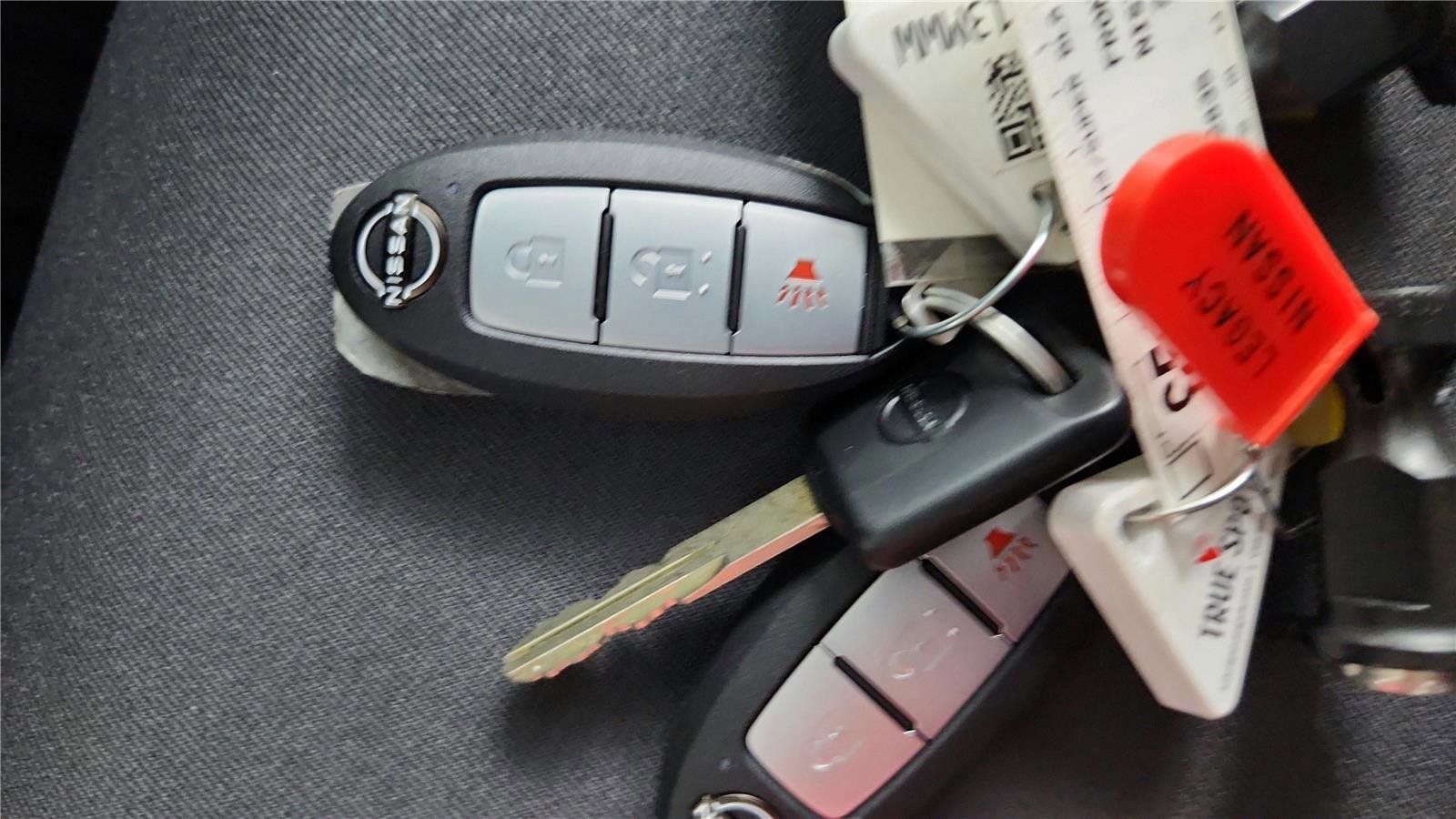 Certified 2025 Nissan Frontier SV image 18