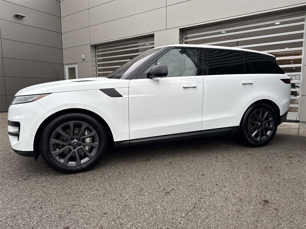 Used 2023 Land Rover Range Rover Sport SE image 3