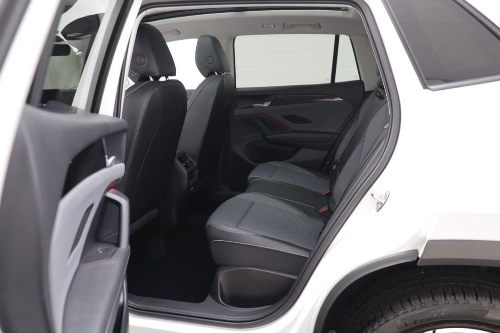Used 2025 Volkswagen Tiguan SE w/ Panoramic Sunroof Package image 13