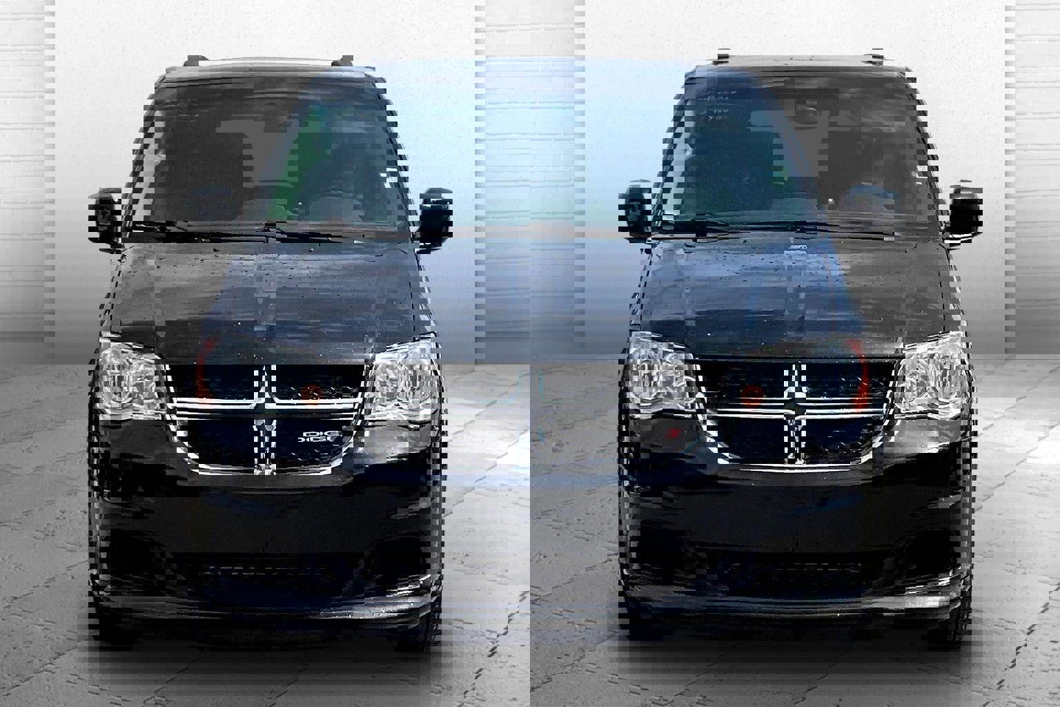 Used 2016 Dodge Grand Caravan SXT w/ UConnect Hands-Free Group image 2