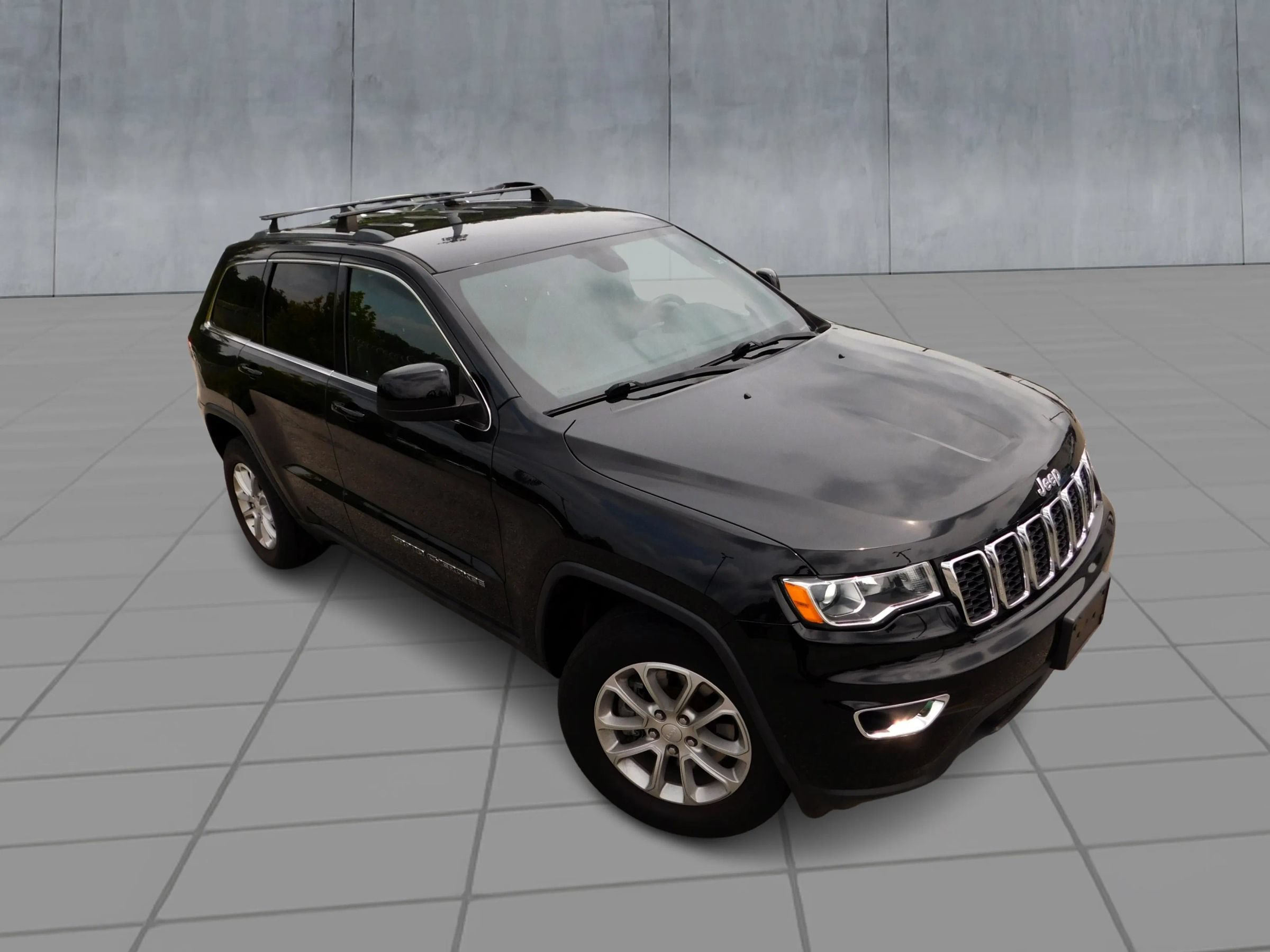 Used 2021 Jeep Grand Cherokee Laredo AWD/4WD image 2