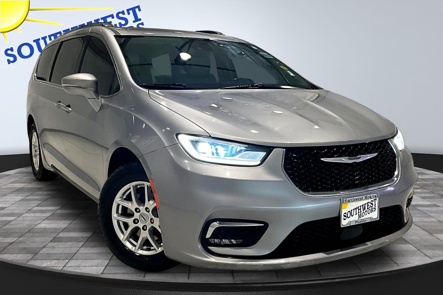 Used 2021 Chrysler Pacifica Touring-L FWD image 3