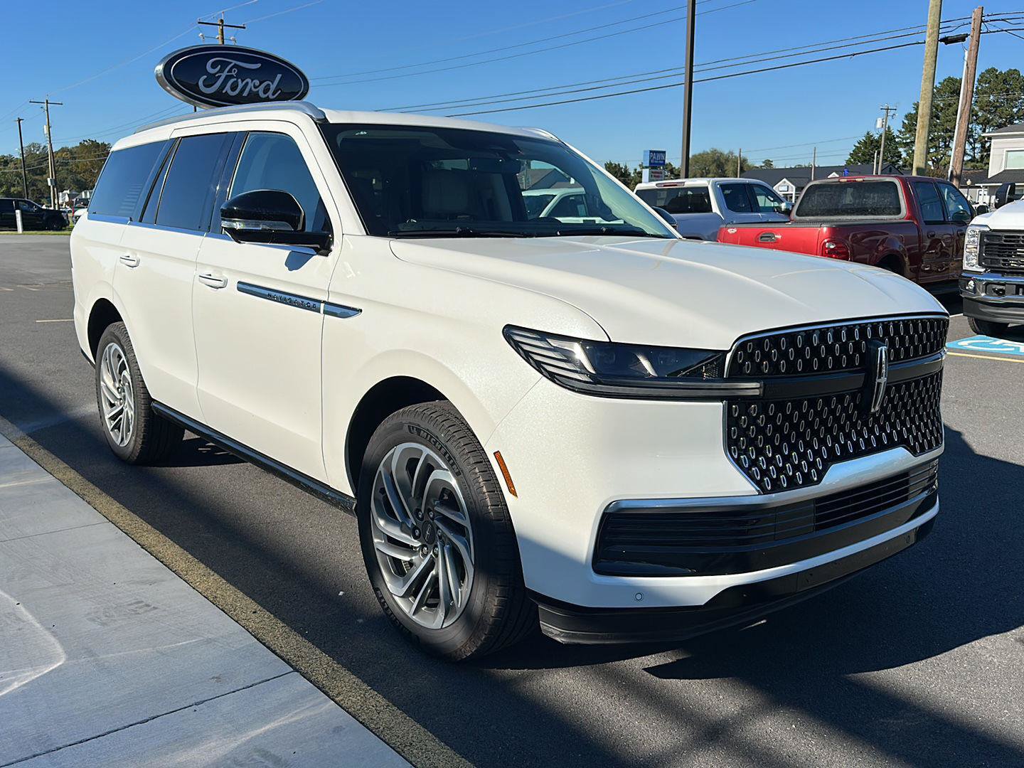 Used 2025 Lincoln Navigator Reserve AWD/4WD image 3
