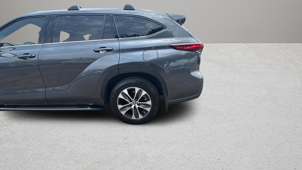 Used 2020 Toyota Highlander XLE FWD image 19