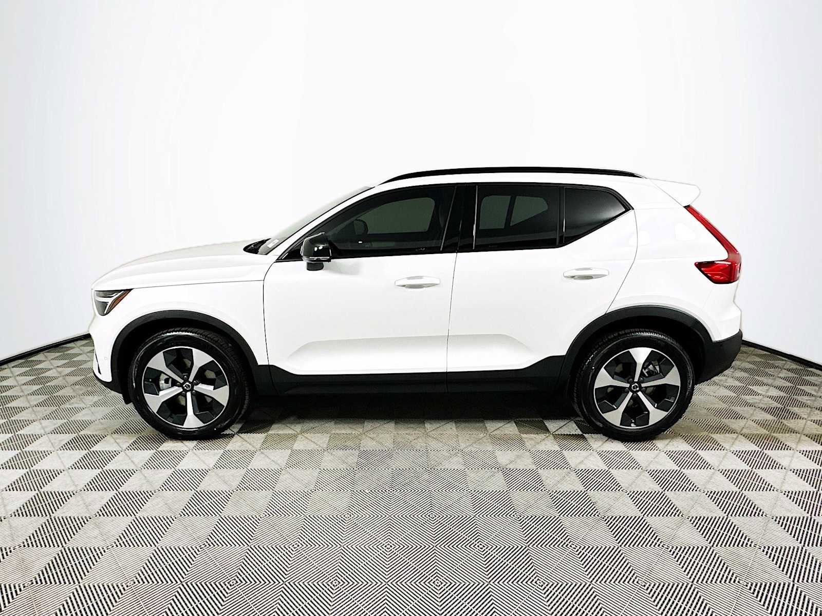 New 2026 Volvo XC40 B5 Plus w/ Protection Package Premier AWD/4WD image 4